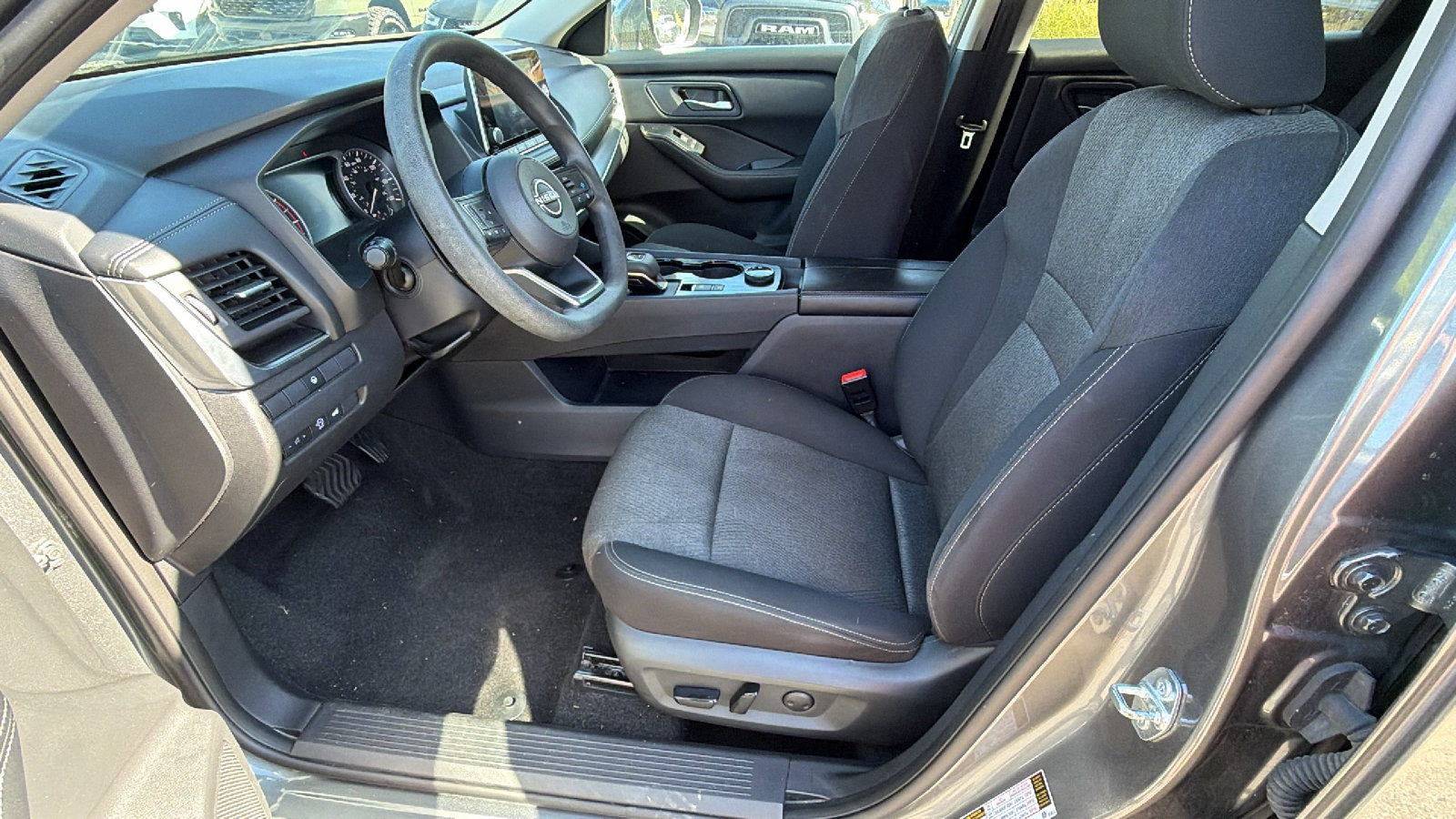 Used 2024 Nissan Rogue SV AWD/4WD image 16