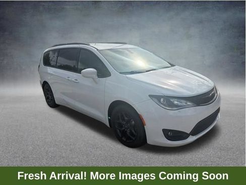 Used 2018 Chrysler Pacifica Touring-L Plus w/ S Appearance Package FWD image 1
