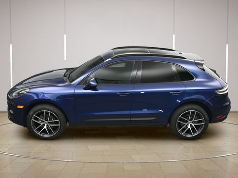 Certified 2025 Porsche Macan AWD/4WD image 34