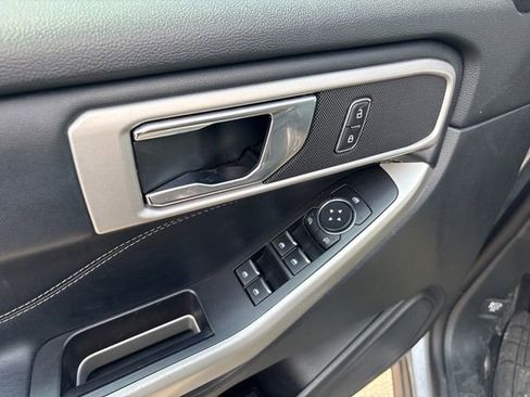 Used 2021 Ford Explorer XLT w/ Equipment Group 202A AWD/4WD image 17