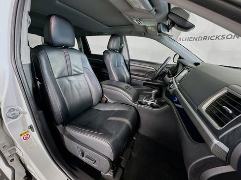 Used 2019 Toyota Highlander SE image 28