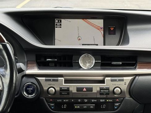 Used 2017 Lexus ES 300h FWD image 19