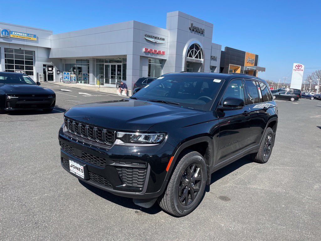 New 2026 Jeep Grand Cherokee Altitude AWD/4WD image 1