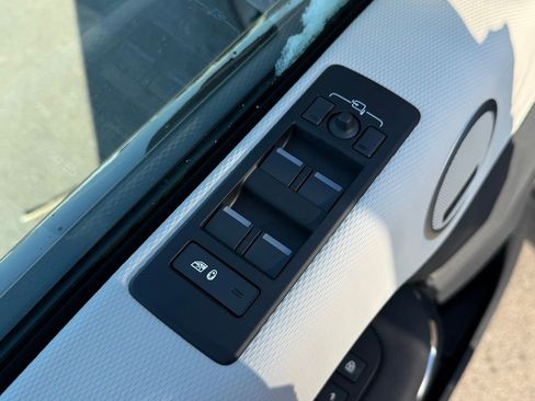 Certified 2025 Land Rover Discovery Dynamic SE image 16