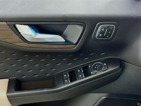 Used 2020 Ford Escape Titanium w/ Titanium Premium Package 2.0 AWD/4WD image 22