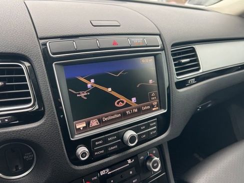Used 2016 Volkswagen Touareg Sport image 22