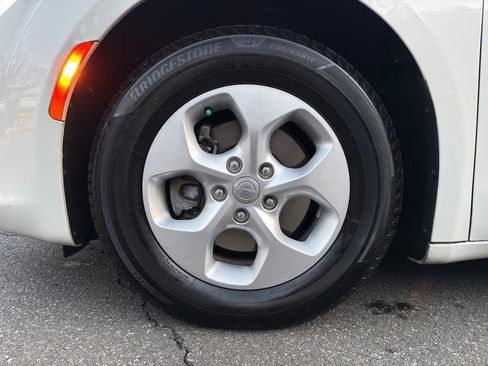 Used 2017 Chrysler Pacifica Touring-L Plus image 37