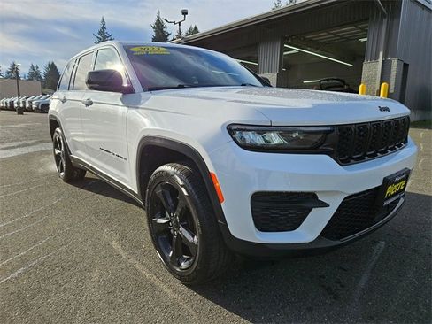 Used 2023 Jeep Grand Cherokee Altitude image 7