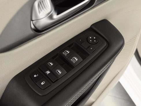 Used 2023 Chrysler Pacifica Touring-L image 36