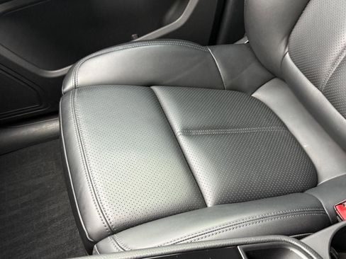 Used 2025 Porsche Macan AWD/4WD image 41