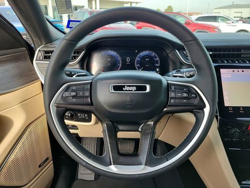 Used 2023 Jeep Grand Cherokee Limited image 19