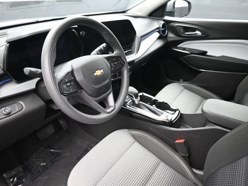 Used 2025 Chevrolet Trax LT FWD image 18