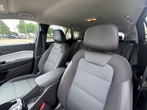 Certified 2025 Chevrolet Trax LT FWD image 6