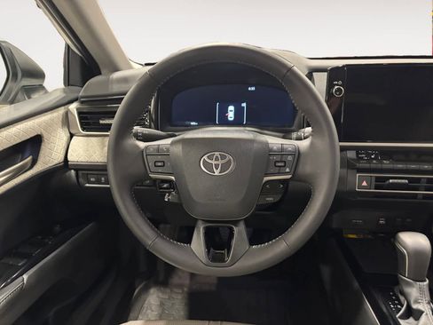 Used 2025 Toyota Camry XLE image 13