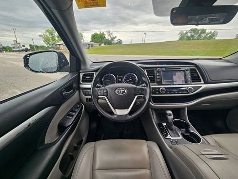 Used 2019 Toyota Highlander XLE FWD image 13
