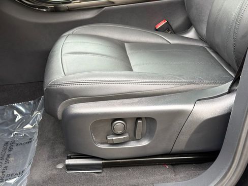 Used 2024 Land Rover Range Rover Evoque Dynamic SE image 18