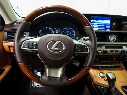Used 2018 Lexus ES 350 w/ Luxury Package w/Wood Trim FWD image 25