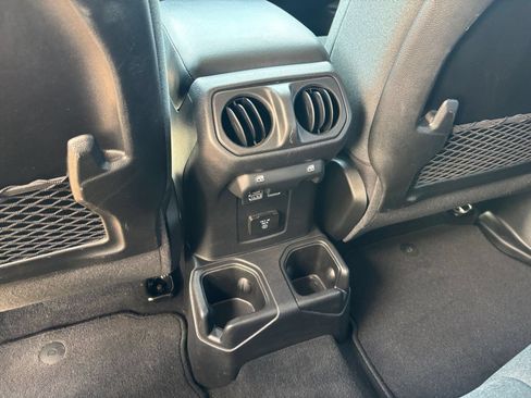 Used 2025 Jeep Wrangler Unlimited Rubicon AWD/4WD image 21