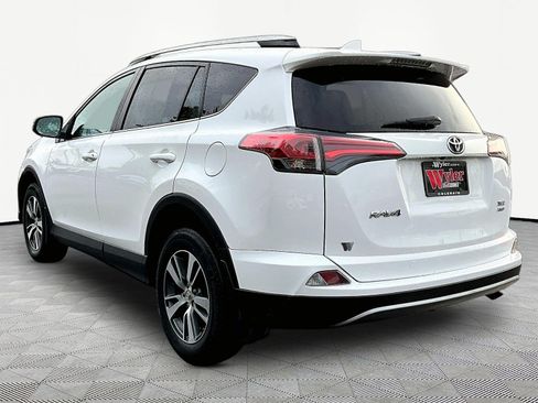 Used 2018 Toyota RAV4 XLE AWD/4WD image 4
