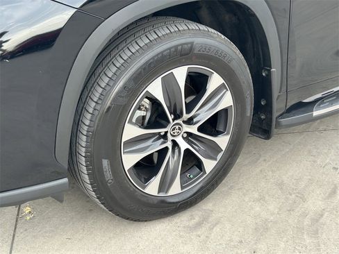 Used 2024 Toyota Highlander LE image 9