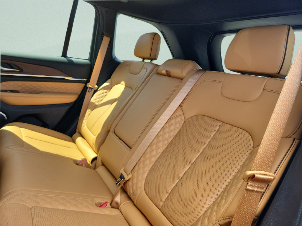 Used 2023 Jeep Grand Cherokee Summit RWD image 10