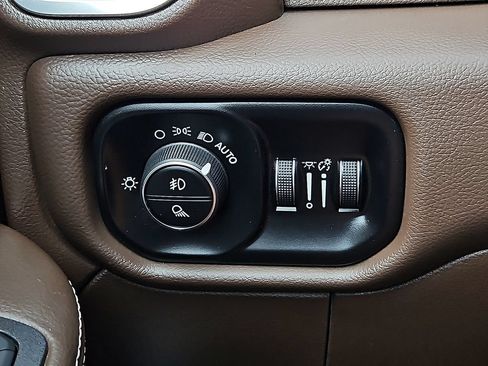 Used 2025 RAM 2500 Laramie AWD/4WD image 25