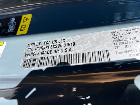 Used 2025 Jeep Wrangler Sahara image 33