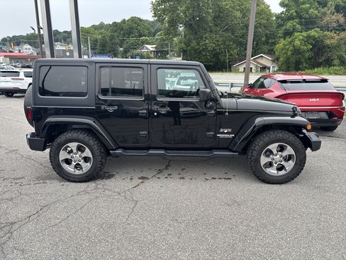 Used 2017 Jeep Wrangler Unlimited Sahara AWD/4WD image 2