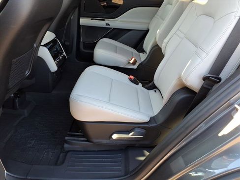 Used 2025 Lincoln Aviator AWD image 13