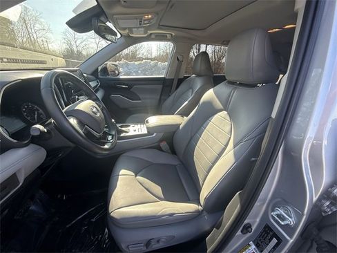 Used 2021 Toyota Highlander XLE image 11