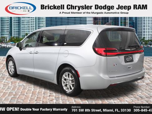 Used 2023 Chrysler Pacifica Touring-L FWD image 3