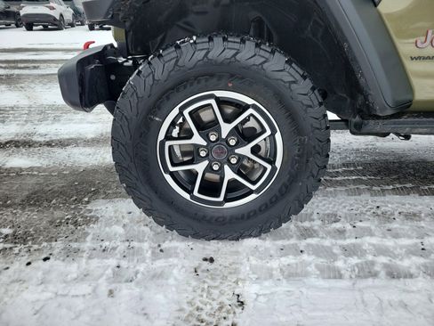 Used 2025 Jeep Wrangler Unlimited Rubicon w/ Convenience Group image 12