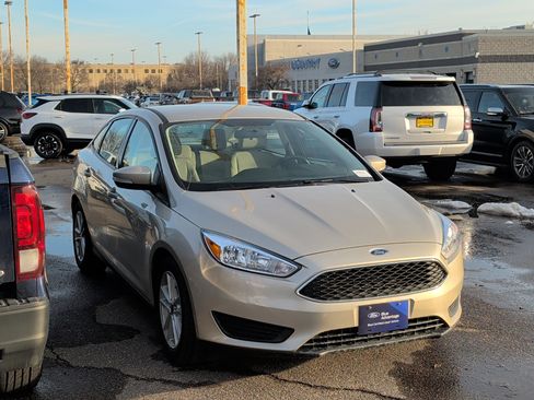 Used 2018 Ford Focus SE w/ Cold Weather Package image 4