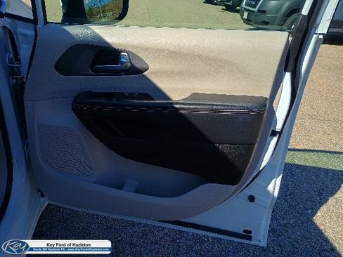 Used 2023 Chrysler Pacifica Touring-L FWD image 12