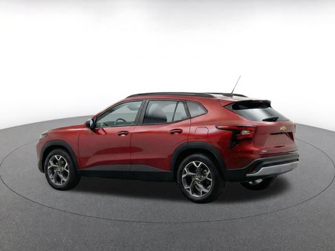 Used 2025 Chevrolet Trax LT FWD image 7