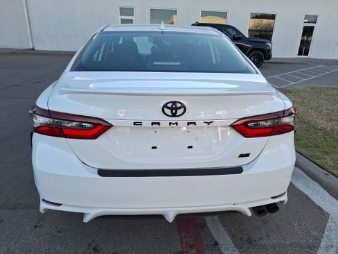 Used 2024 Toyota Camry SE image 5