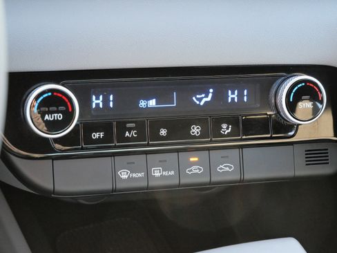 Certified 2025 Hyundai Elantra Sport image 24