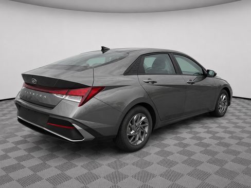 Used 2024 Hyundai Elantra SEL FWD image 5