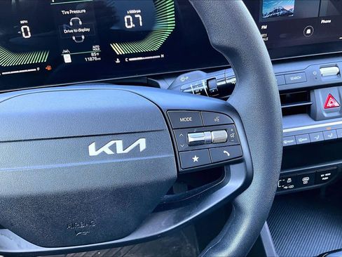 Used 2025 Kia K4 LXS image 23