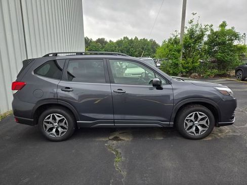 Used 2022 Subaru Forester Premium AWD/4WD image 2