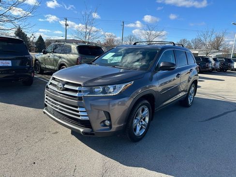 Used 2017 Toyota Highlander Limited image 3