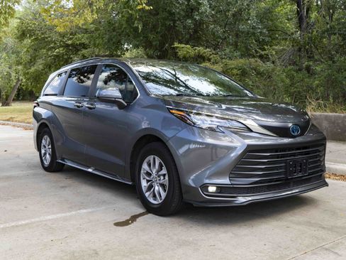 Used 2025 Toyota Sienna XLE FWD image 2