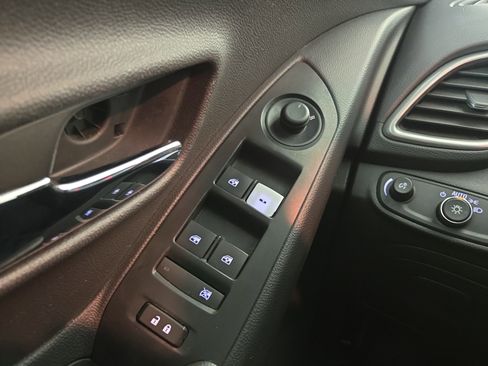 Used 2019 Chevrolet Trax LT w/ LT Convenience Package image 29