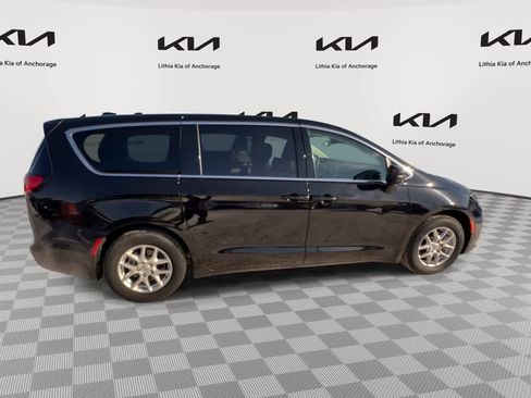 Used 2024 Chrysler Pacifica Touring-L image 9