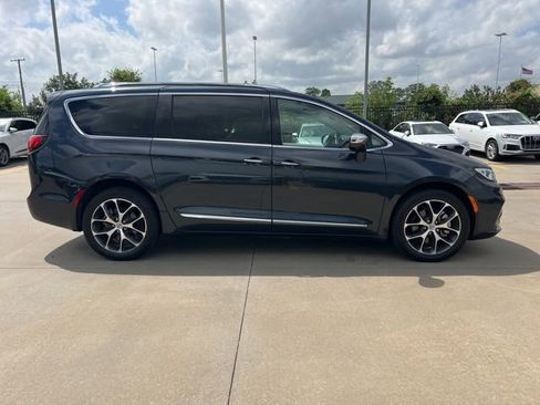 Used 2021 Chrysler Pacifica Limited w/ Uconnect Theater Family Group AWD/4WD image 7