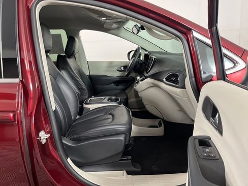 Used 2023 Chrysler Pacifica Touring-L FWD image 5