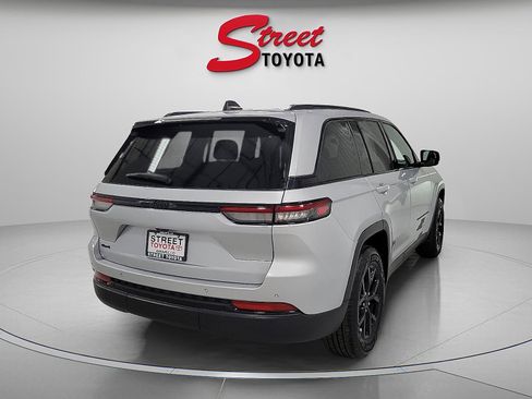 Used 2024 Jeep Grand Cherokee Altitude image 4