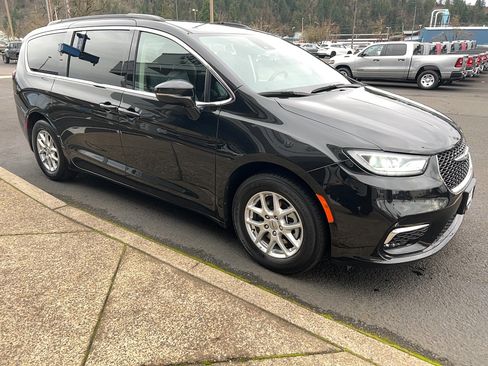 Used 2020 Chrysler Pacifica Touring-L image 5