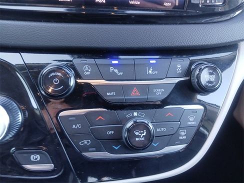 Used 2024 Chrysler Pacifica Touring-L image 23