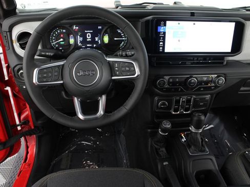 Used 2025 Jeep Wrangler Unlimited Sahara AWD/4WD image 10